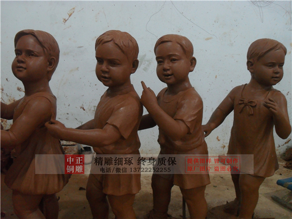 小孩玩耍銅雕