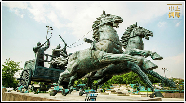 廣場銅馬車雕塑.jpg