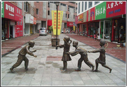 小孩玩耍商業(yè)街街雕塑