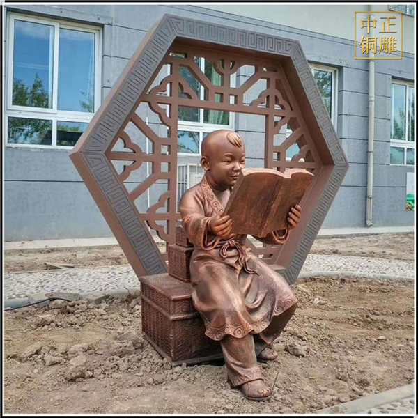 校園孩童讀書雕塑.jpg