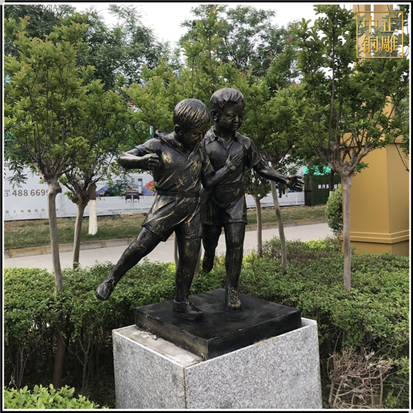 兩個小孩景觀雕塑