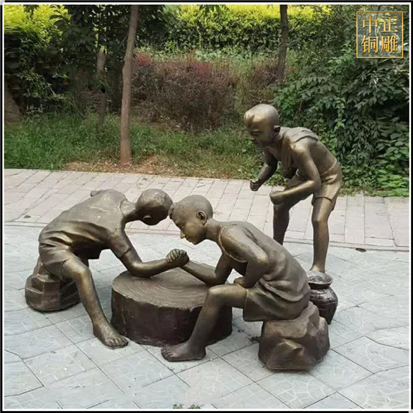 三個小男孩公園掰手腕銅雕塑