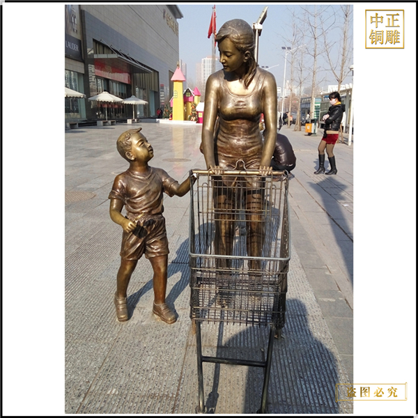 11室外商場(chǎng)門前推購(gòu)物車銅雕塑.jpg