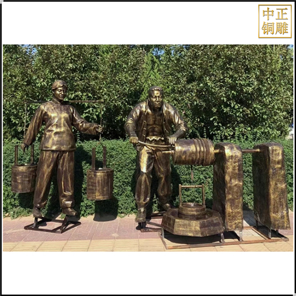 男子打水人物銅雕塑.jpg